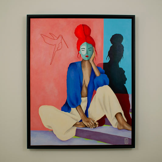 Vrouw portret schilderij van Loes Kamphuis met blauwe en roze achtergrond en een vrouw in een ontspannen houding