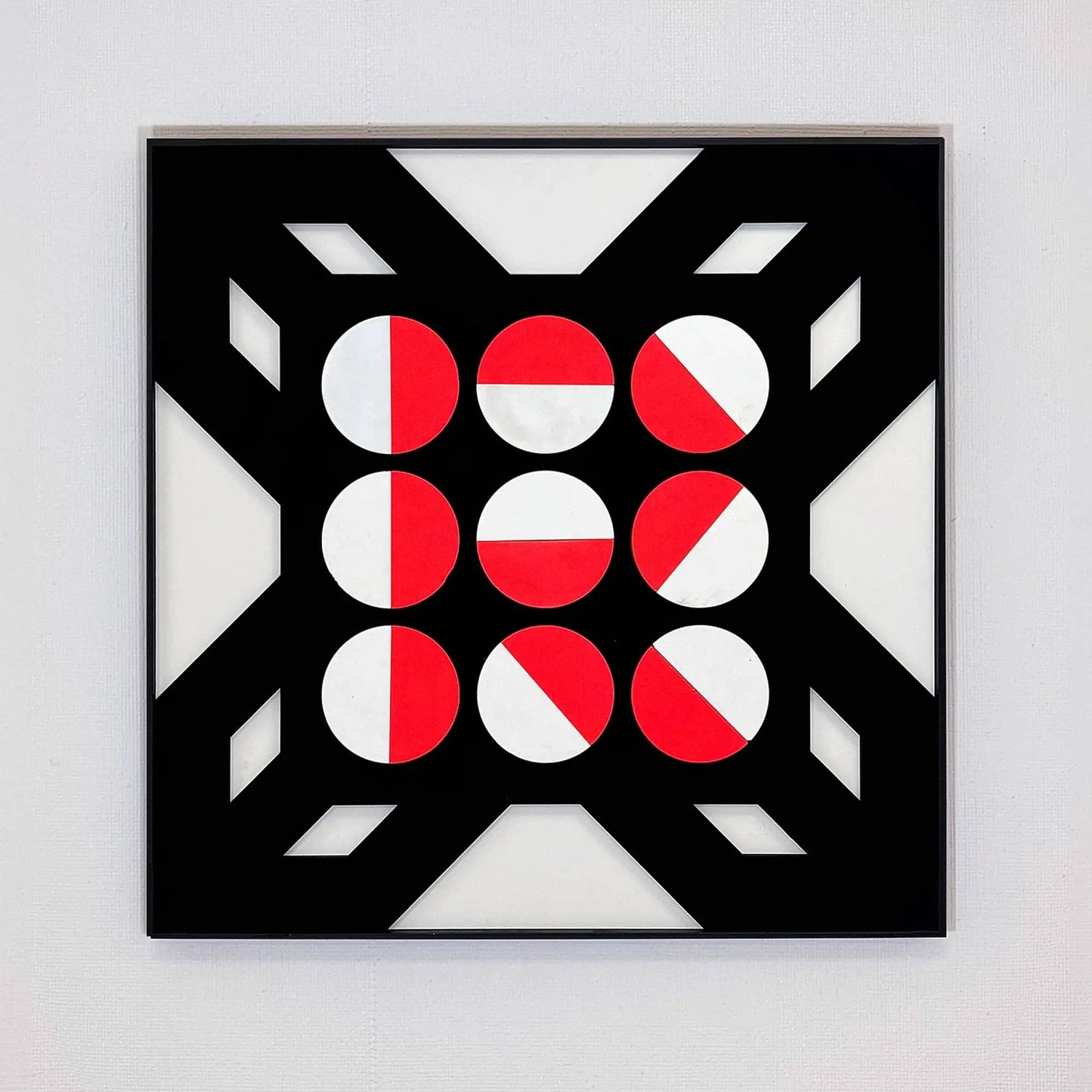 Modern wandkunstwerk van Rob Stolte met abstracte cirkels in rood en wit op een zwarte achtergrond