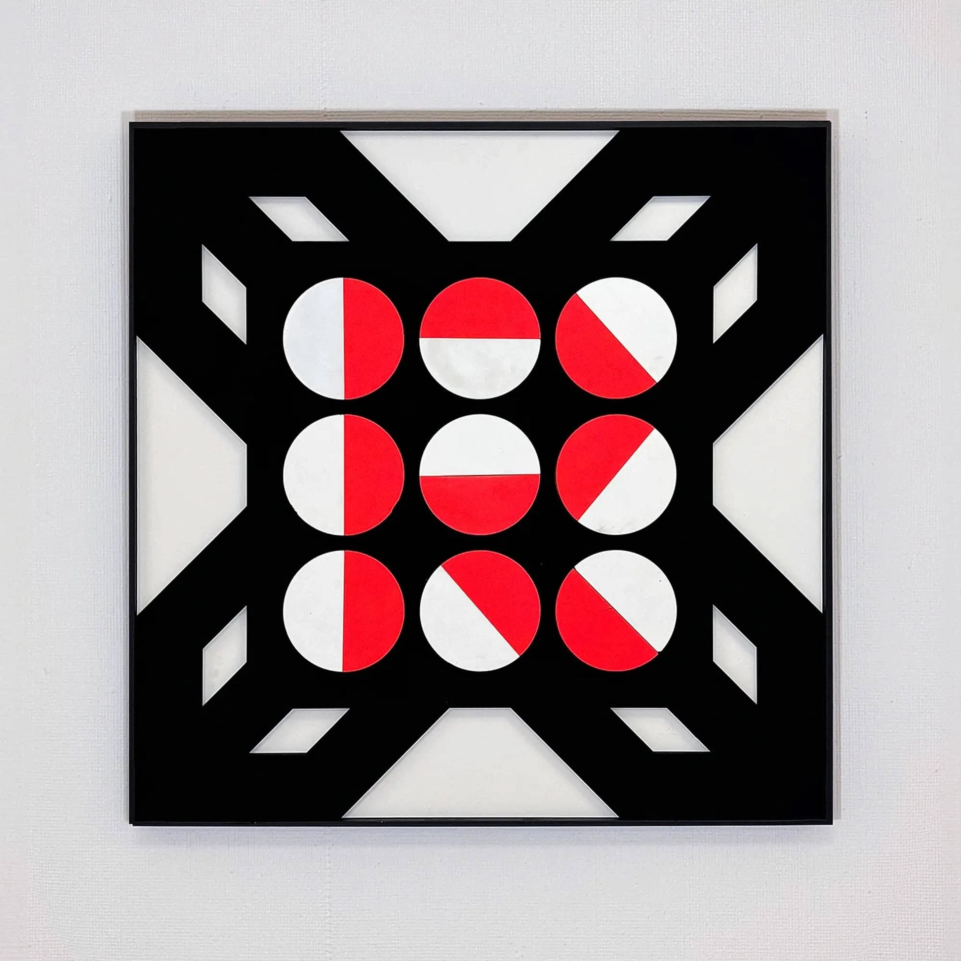 Modern wandkunstwerk van Rob Stolte met abstracte cirkels in rood en wit op een zwarte achtergrond