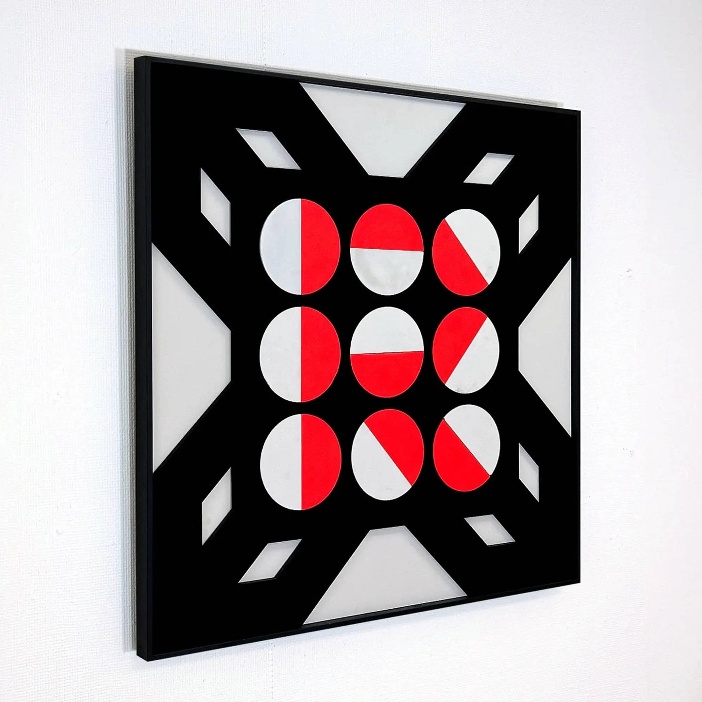 Wandkunstwerk van Rob Stolte met rood en wit abstract patroon op een zwarte achtergrond