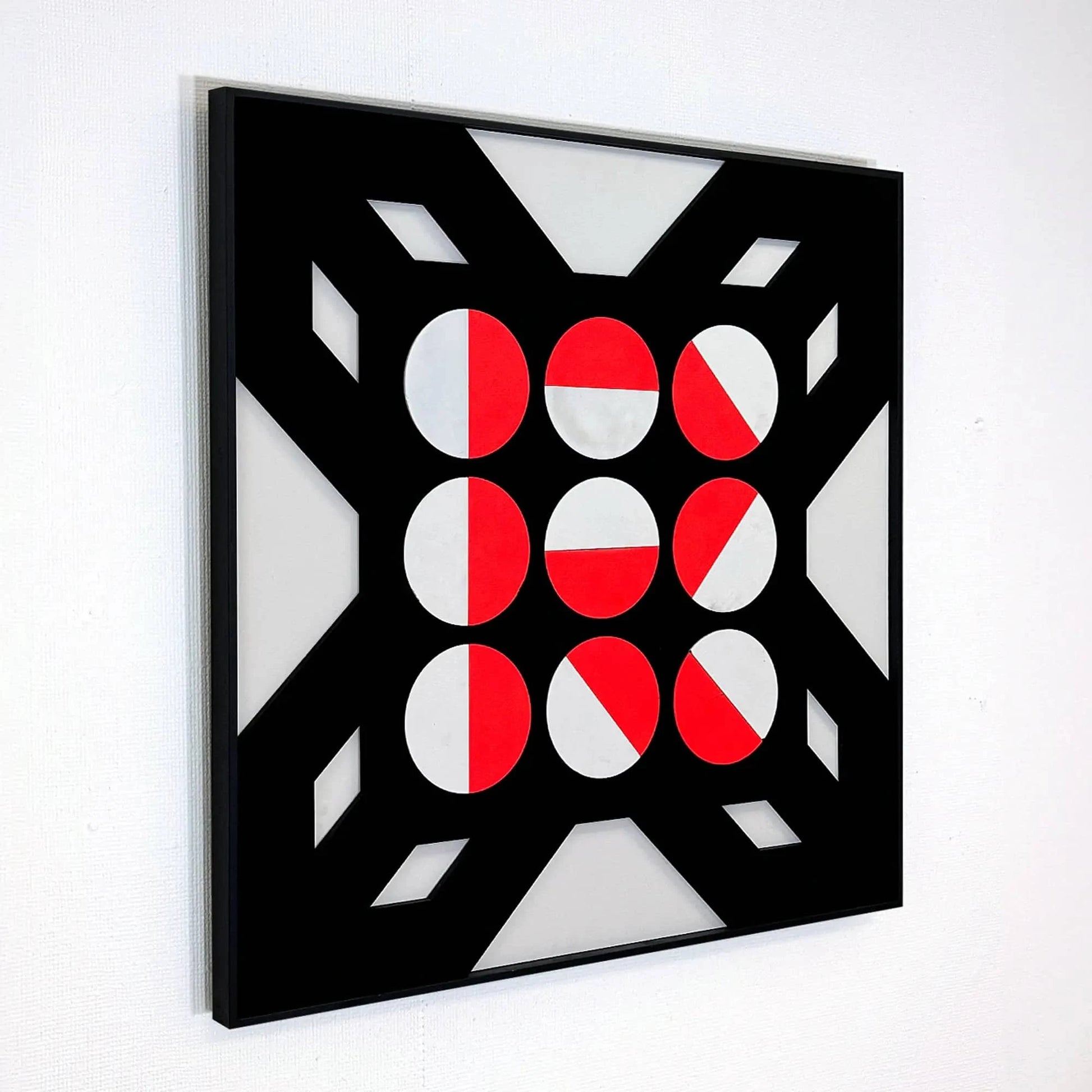 Wandkunstwerk van Rob Stolte met rood en wit abstract patroon op een zwarte achtergrond