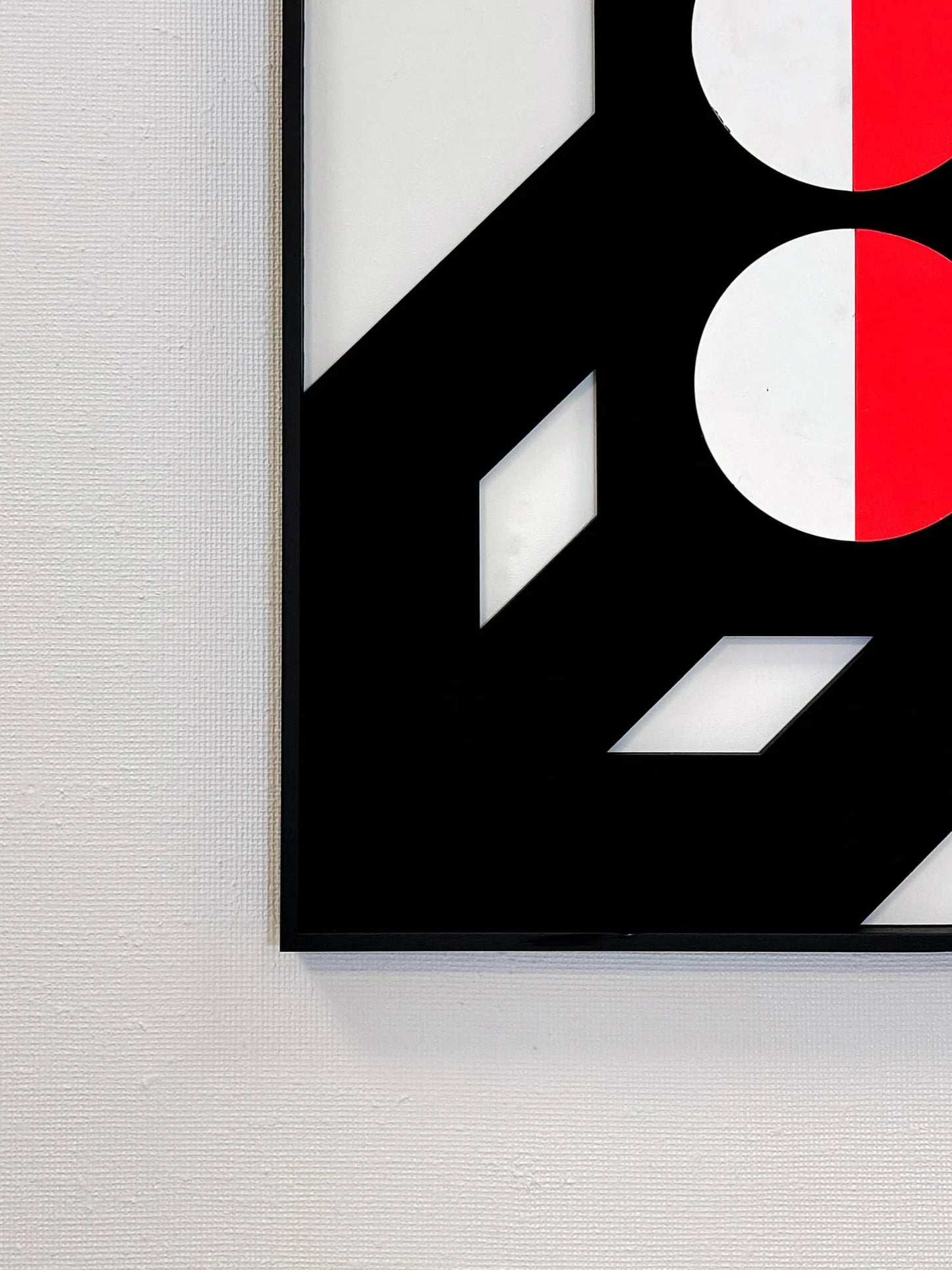 Modern wandkunstwerk van Rob Stolte met geometrische vormen in zwart, wit en rood