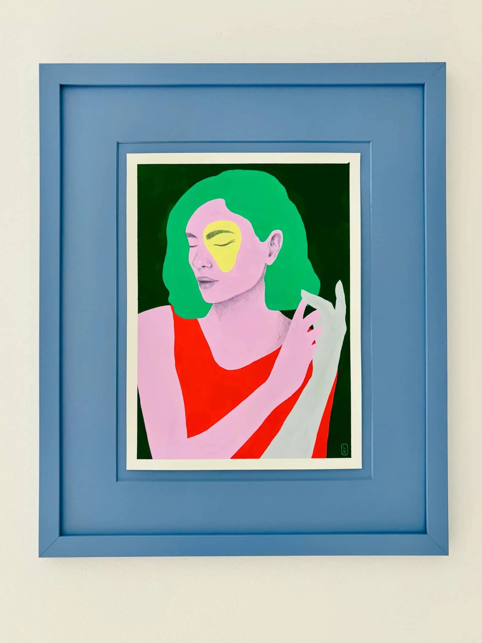 Zijsportret schilderij van een vrouw met groene haren en een kleurrijke achtergrond in een blauwe lijst