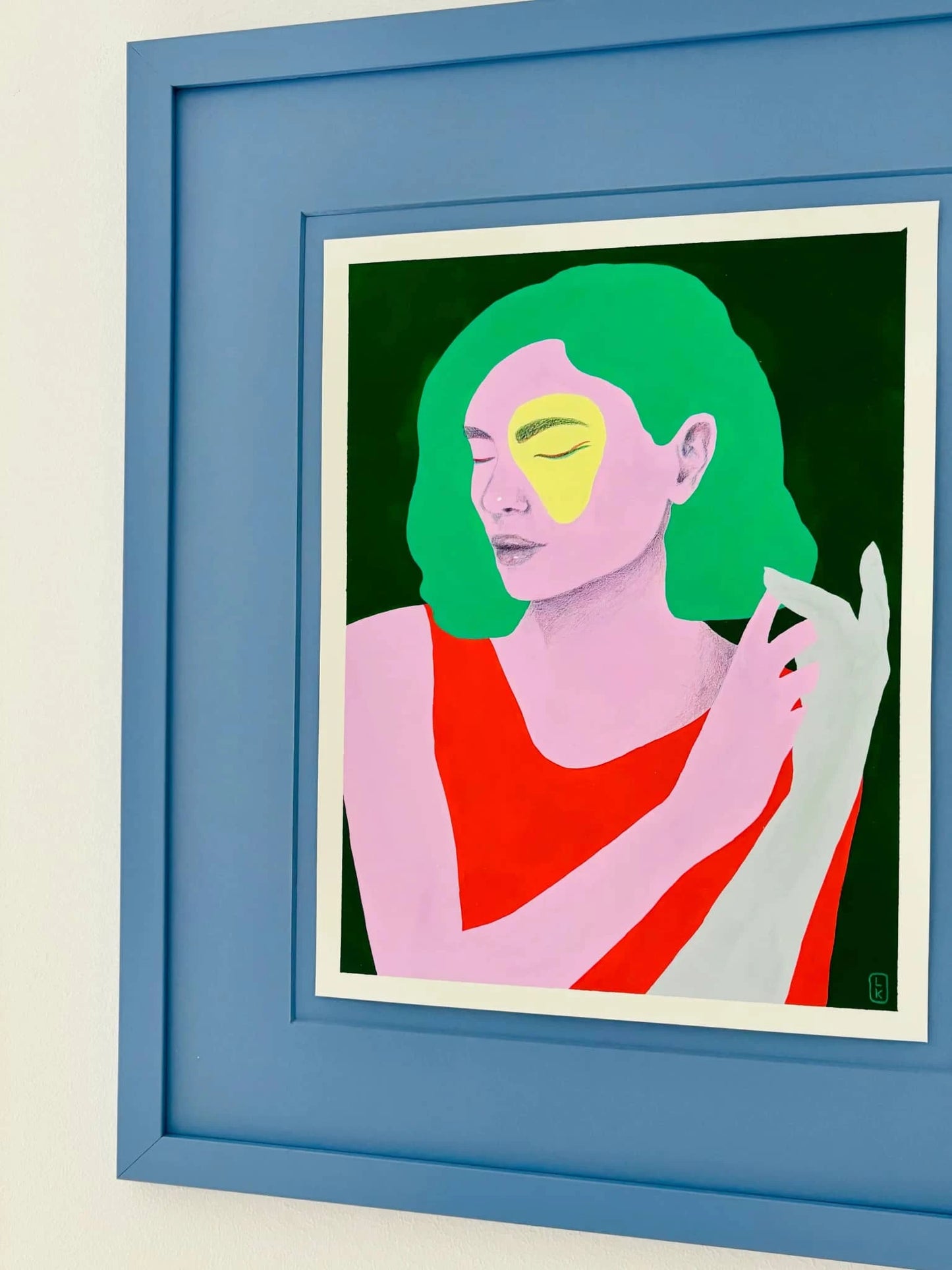 Kleurrijk zielsportret schilderij van een vrouw met groene haren en abstracte vormen in een blauwe lijst