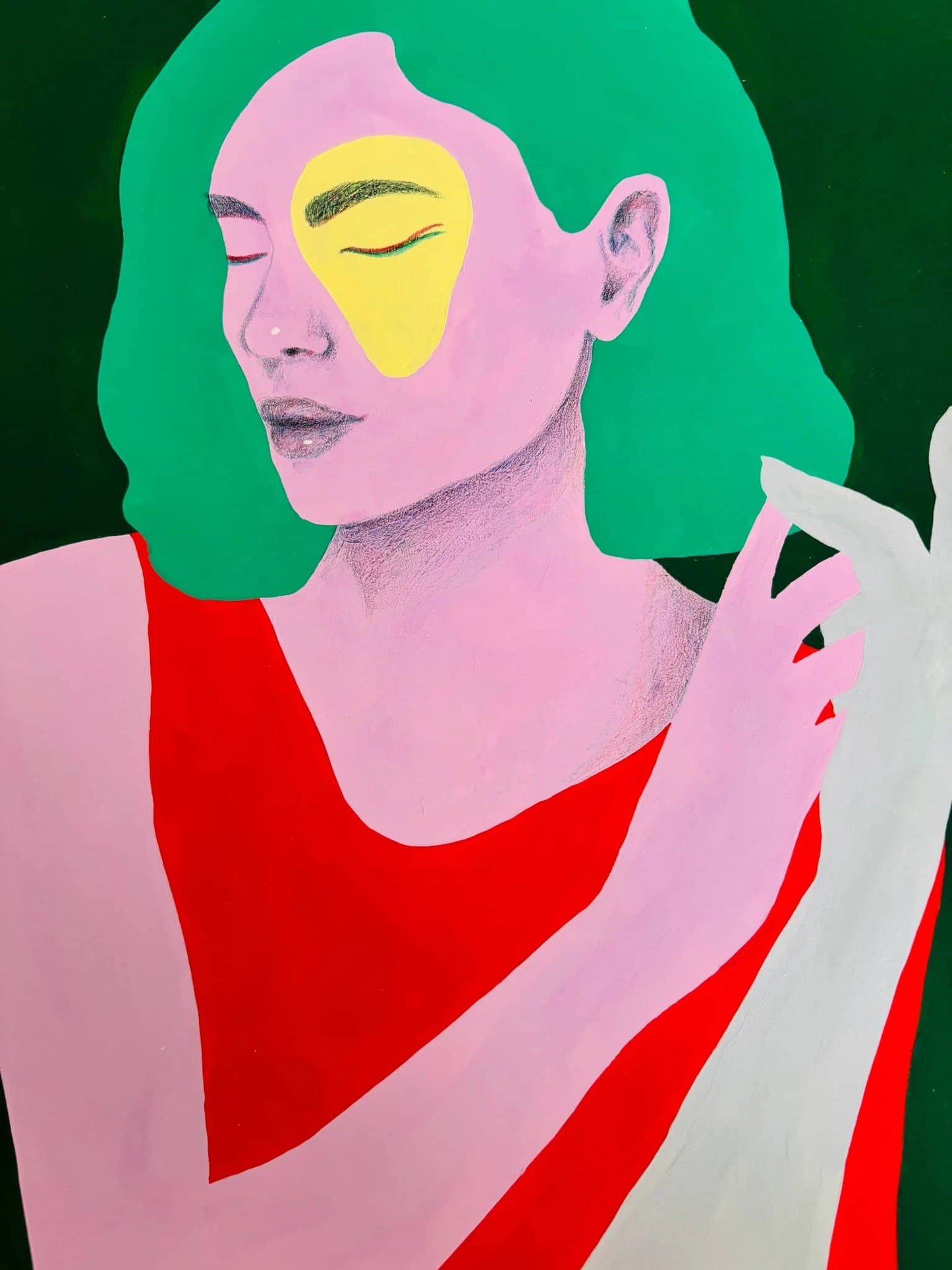 Zielsportret schilderij van een vrouw met kleurrijke elementen en gedurfde kleuren op een groene achtergrond