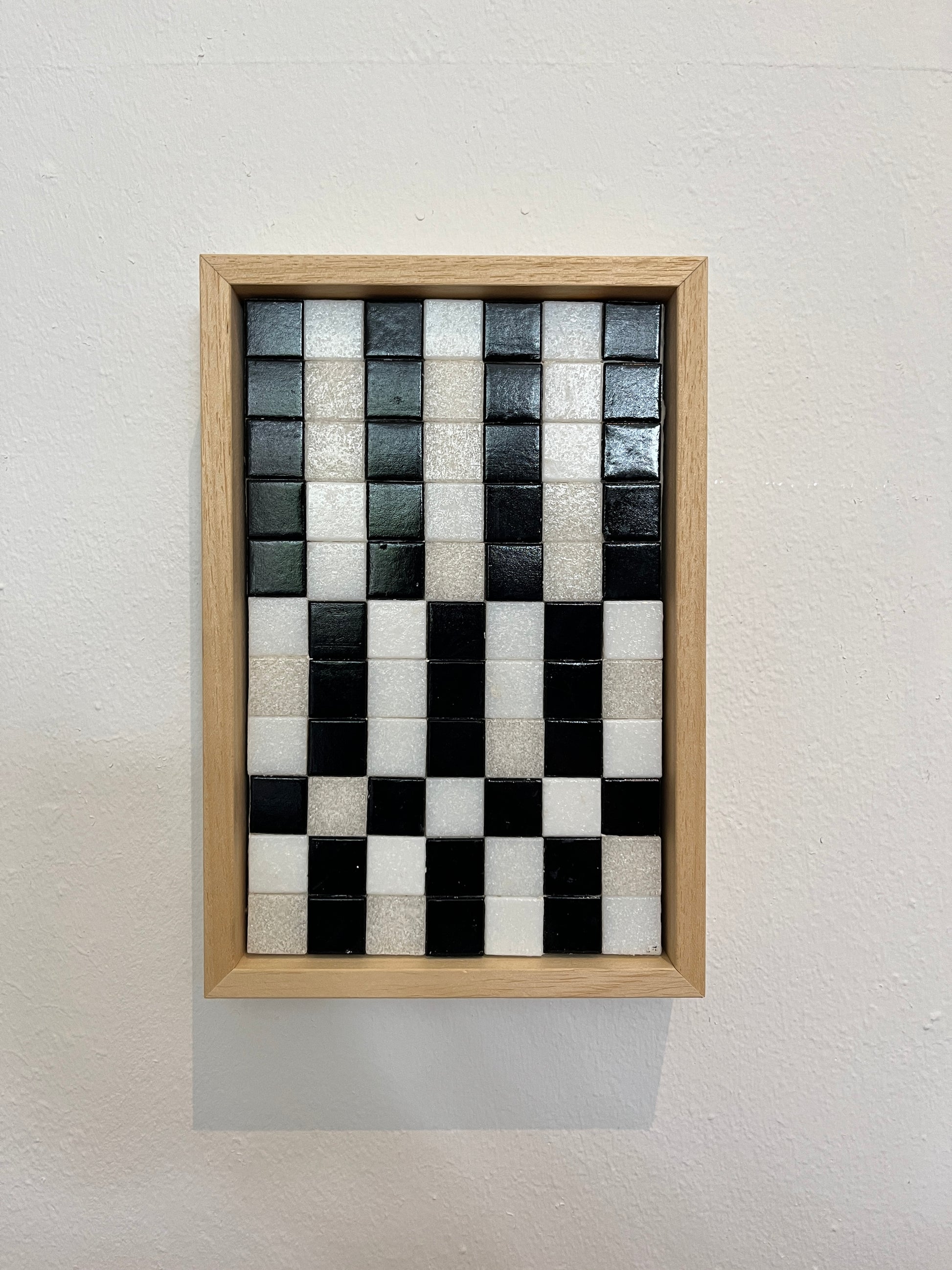 Zwart wit mozaïek kunstwerk van Guido de Boer met houten lijst en abstract patroon