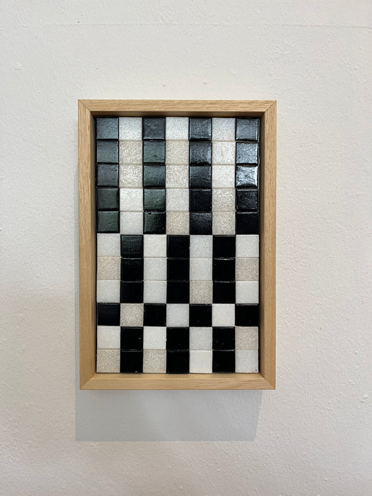 Zwart wit mozaïek kunstwerk van Guido de Boer met houten lijst en abstract patroon