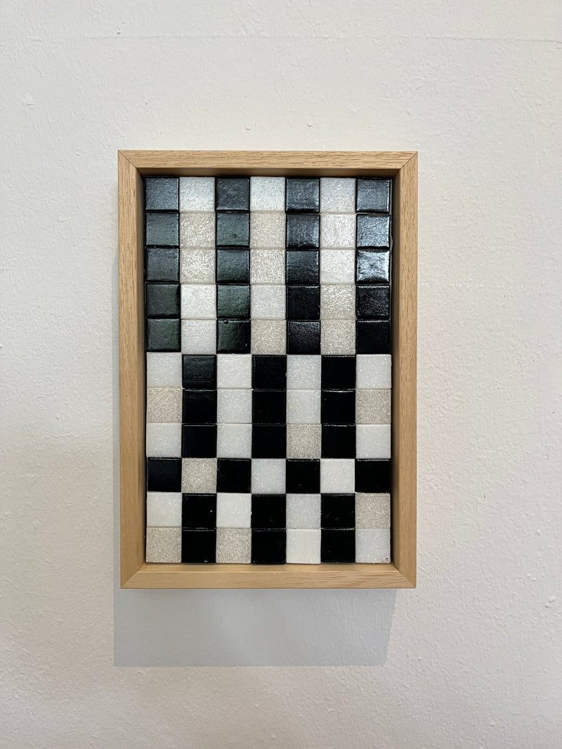 Zwart wit mozaïek kunstwerk van Guido de Boer met houten lijst en abstract patroon