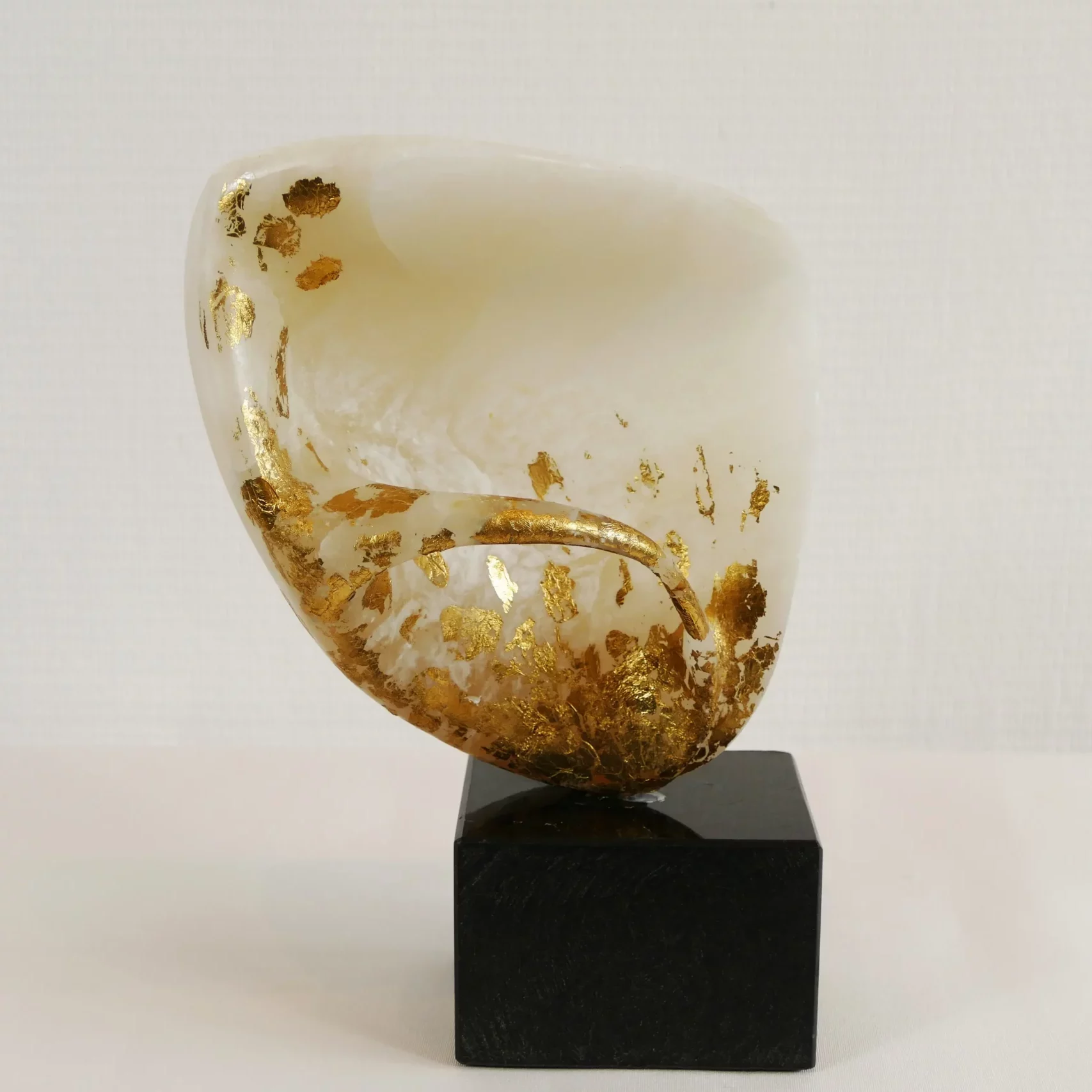 Witte Albast met bladgoud sculptuur