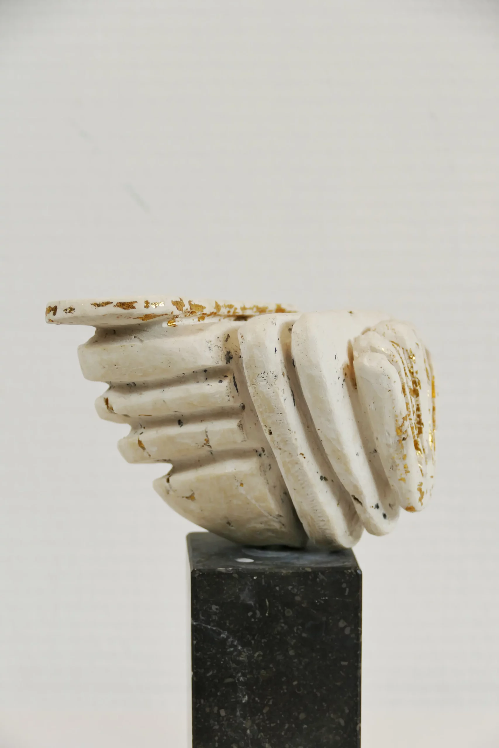 details van een sculptuur gemaakt van travetine