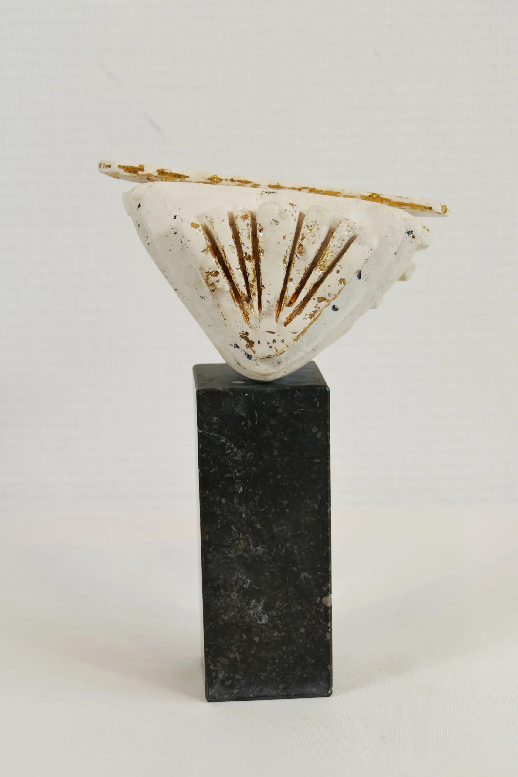 unfold scultuur van travetine