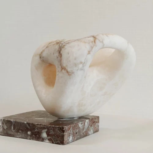 sculptuur van roze albast